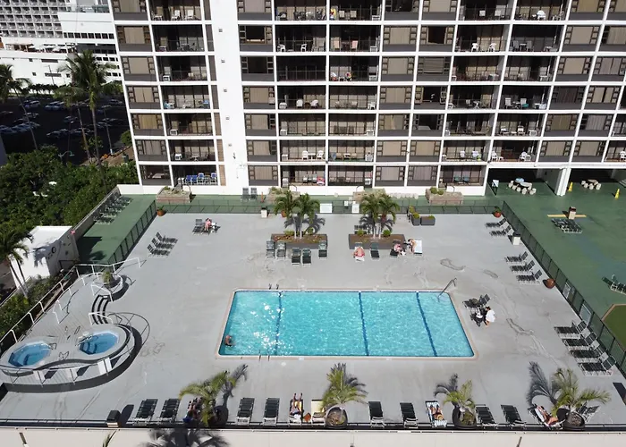 Deluxe Living In Waikiki - Ocean View Condo With Parking