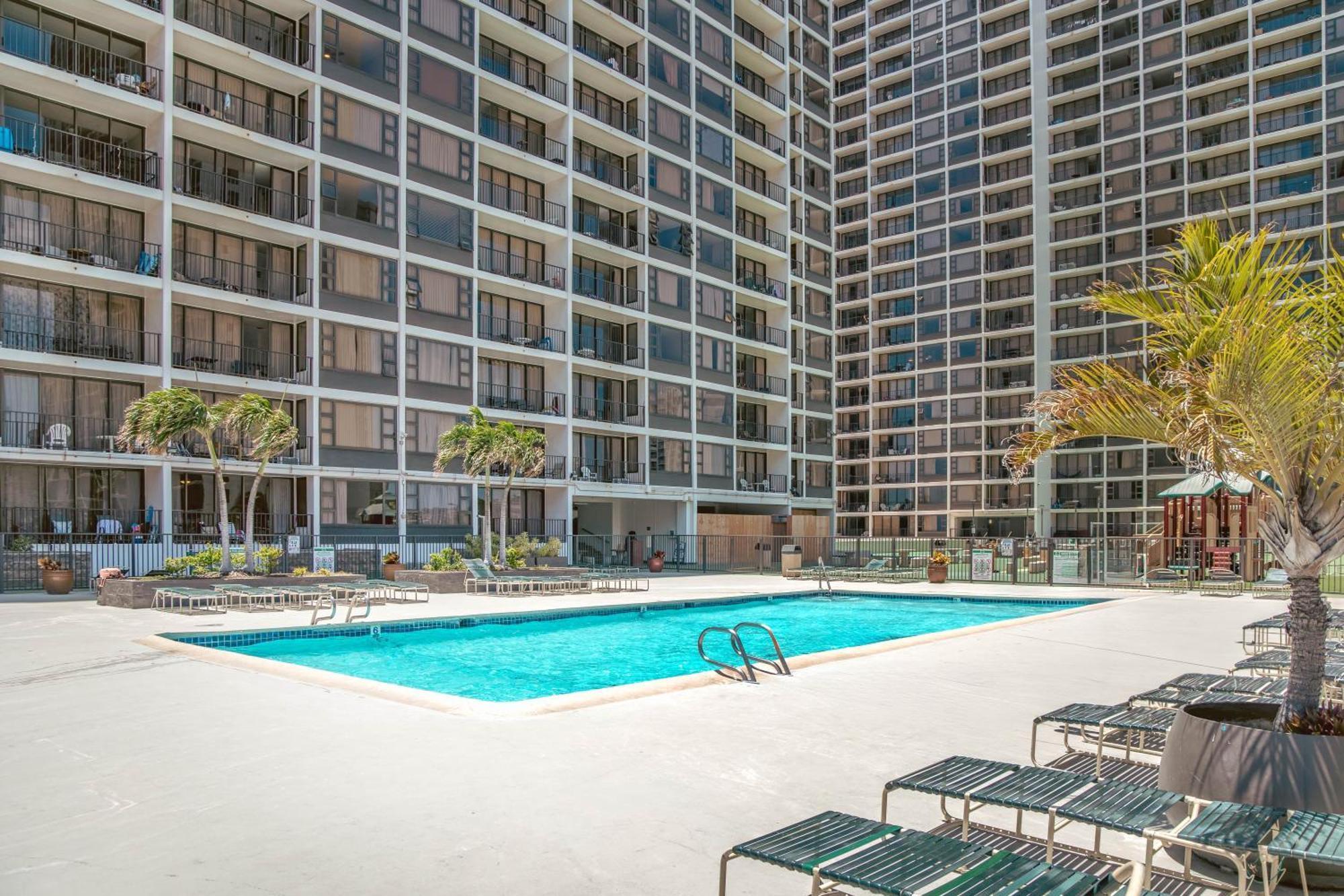 Deluxe Living In Waikiki - Ocean View With Parking *